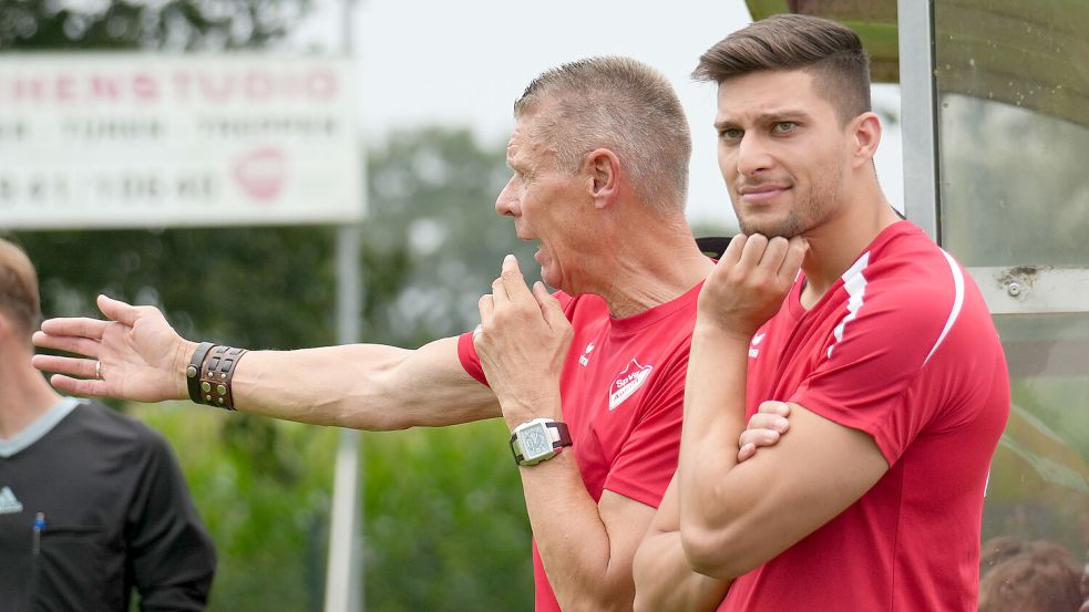 Milad Faqiryar (rechts), der am vergangenen Montag nach der Entlassung von Uwe Groothuis (links) zum Interimstrainer bei der SpVg Aurich befördert wurde, trifft mit den Rot-Weißen in den nächsten Wochen auf namhafte Gegner. Foto: Helmut Vortanz