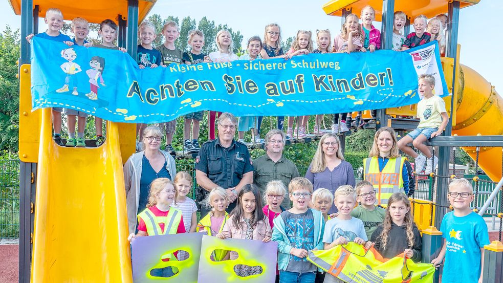Die 2 a und 2 b der Grundschule Osteel kümmerten sich zusammen mit Veronika Ulrichs (mittlere Reihe von links) von der Verkehrswacht Norden, Ewald Einolf von der Polizei Aurich, den Lehrkräften Dennis Heuer und Invield Helmer-Lehmhuis sowie Christiane Büchner von der Polizei Norden um die Sicherheit auf dem Schulweg zur Grundschule in Osteel. Foto: Folkert Bents