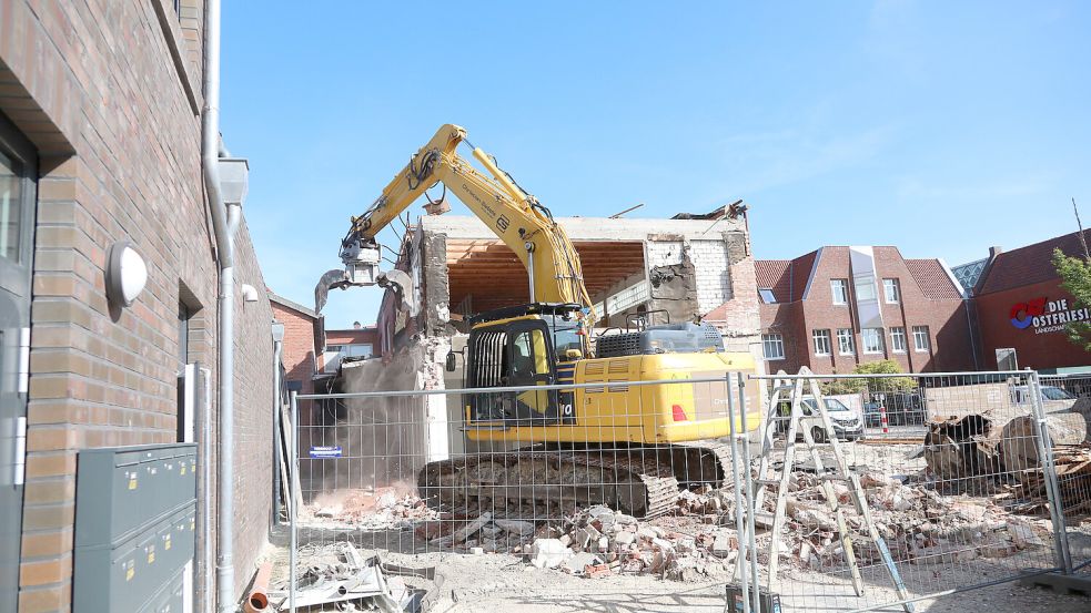 Wo früher ein Drogeriemarkt war, frisst sich nun der Abrissbagger durch das Gebäude. Foto: Romuald Banik