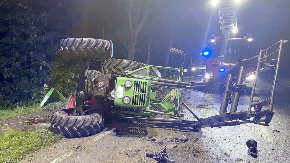 Der Traktor kippte bei dem Unfall auf die Seite. Foto: Feuerwehr Wittmund