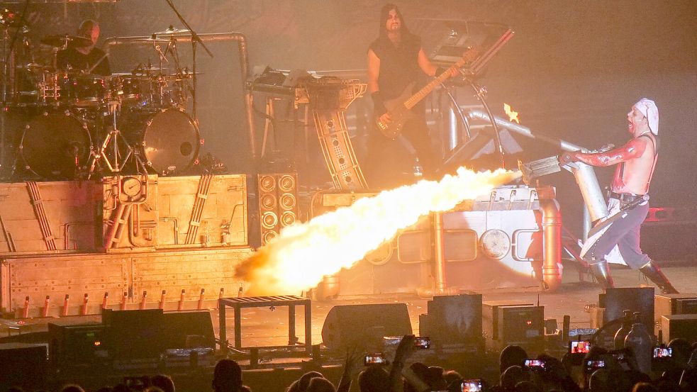 Bereits im Januar 2019 sorgten „Stahlzeit“ mit Flammenwerfern Rammstein-Gefühl in die Auricher Arena. Foto: Helmut Vortanz