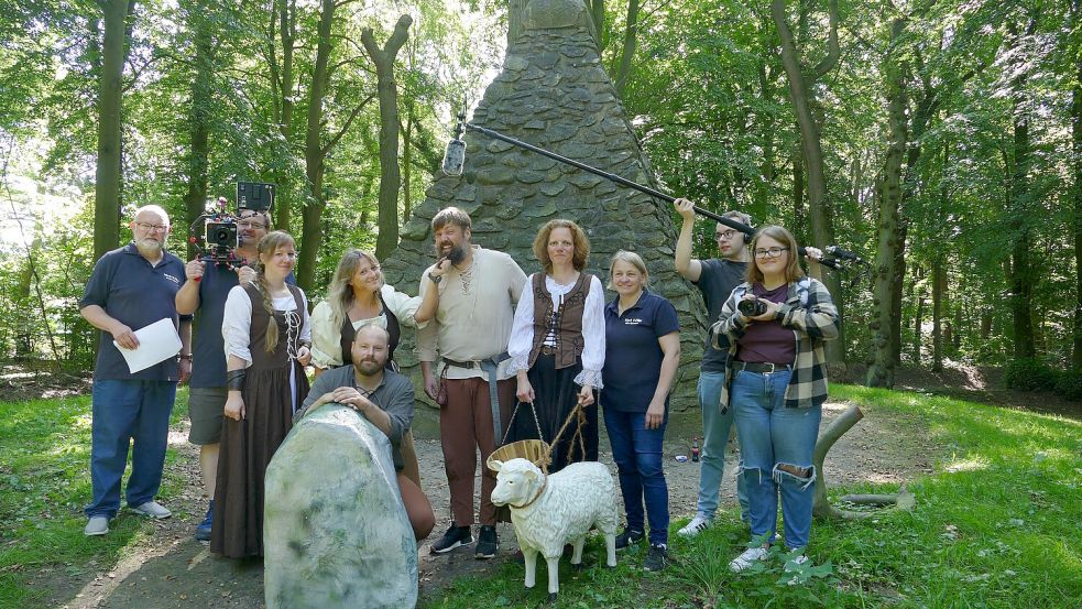 Das Team steht vor dem Upstalsboom in Rahe. Foto: Werner Jürgens