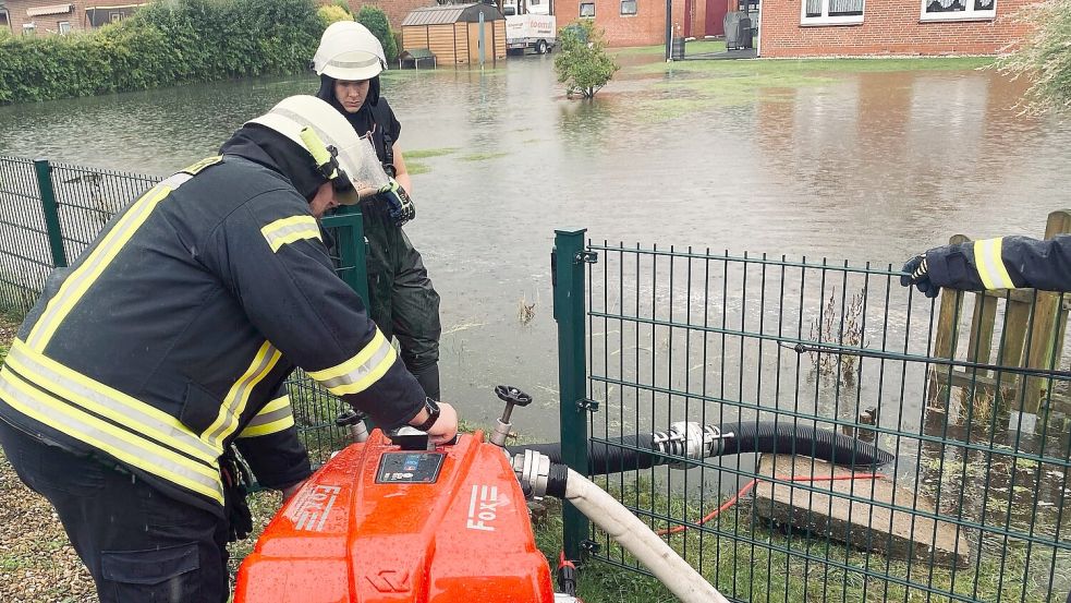 Mit einer sogenannten Tragkraftspritze pumpt die Feuerwehr das Wasser in Moordorf ab. Foto: Holger Janssen