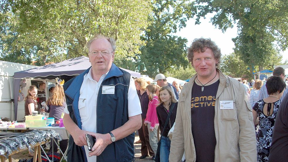 Gerhard Kromminga, Erfinder des Simonswoldmer Flohmarktes, und Jakob Schönemann waren über Jahre mit ihren Teams verantwortlich. Foto: Gerd-Arnold Ubben