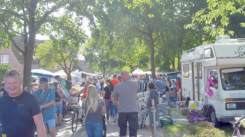 So so soll es auch dieses Mal wieder auf dem Simonswoldmer Flohmarkt aussehen. Über drei Kilometer erstreckt sich das Angebot. Foto: Gerd-Arnold Ubben
