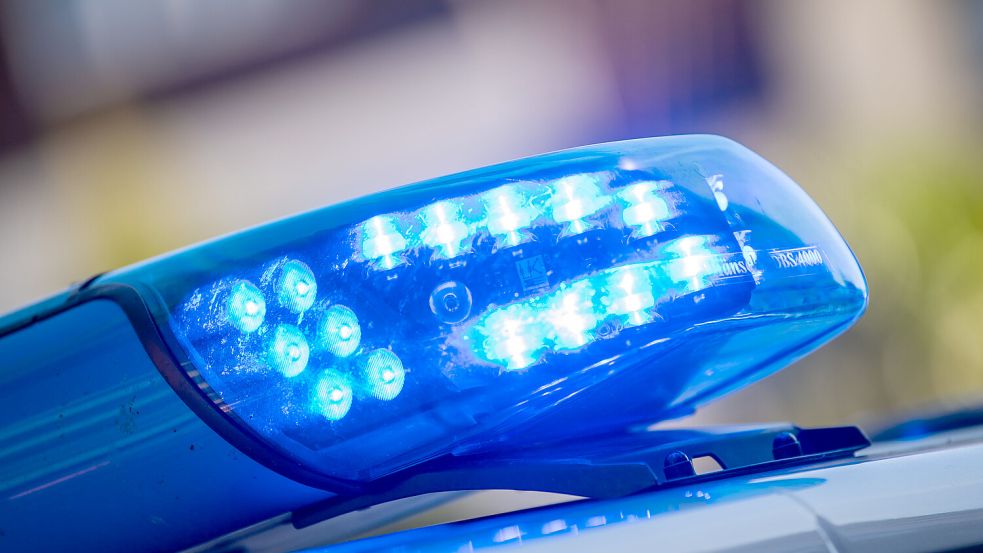 Die Polizei sucht Zeugen eines heftigen Streits in einer Bremer Straßenbahn, bei dem der flüchtiger Täter einen Mann schwer verletzt hat. Foto: Lino Mirgeler/dpa