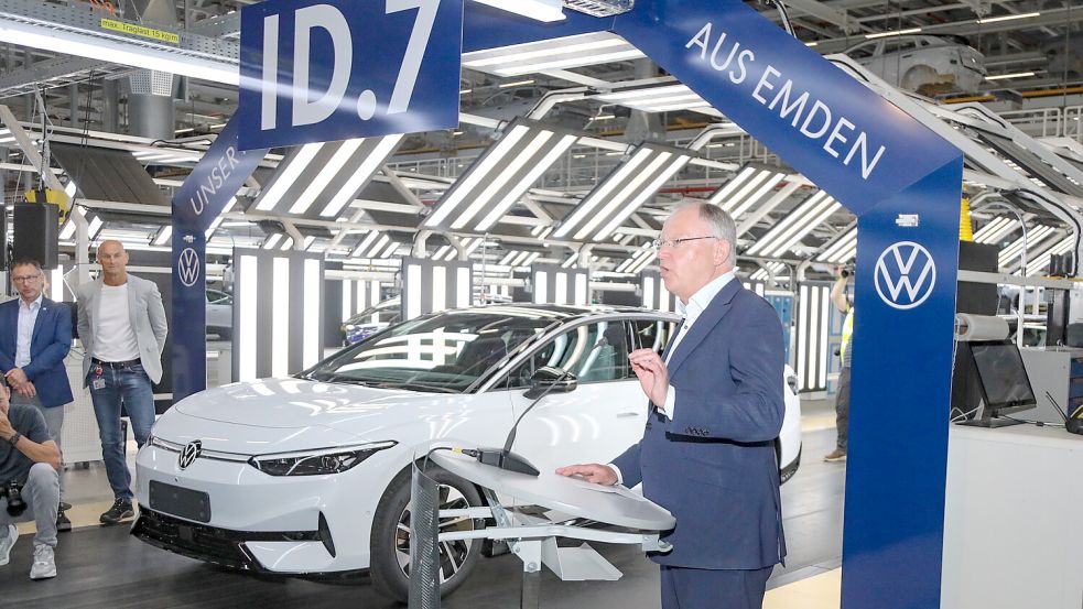 Ministerpräsident und VW-Aufsichtsrat Stephan Weil forderte im Emder Werk einen geringeren Strompreis. Foto: Romuald Banik