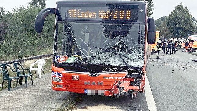 Der Linienbus wurde bei dem Unfall in Georgsheil schwer beschädigt. Foto: Holger Janssen