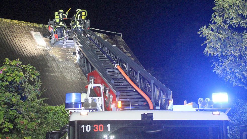 Die Feuerwehr war in der Krummhörn mit einem Großaufgebot im Einsatz. Fotos: Feuerwehr