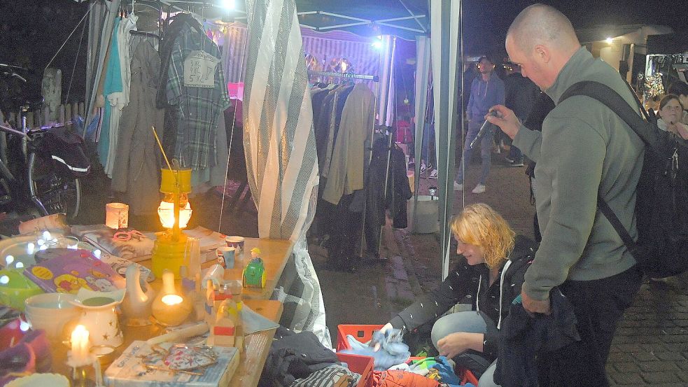 Schon oft waren Bianca und Tobias Dröst aus Wiesens auf dem Simonswoldmer Flohmarkt – zum ersten Mal stöberten sie aber in der Nacht. Foto: Gerd-Arnold Ubben