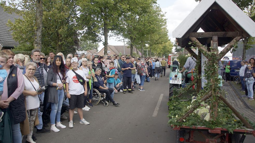 Tausende säumten die Straßen, um den Münkeboer Korso zu erleben. Foto: Holger Janssen