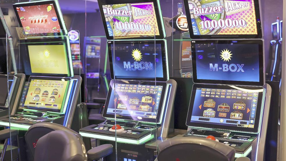 Spielautomaten in einer Spielbank. Der Steuersatz auf die Einnahmen soll leicht erhöht werden. Foto: DPA