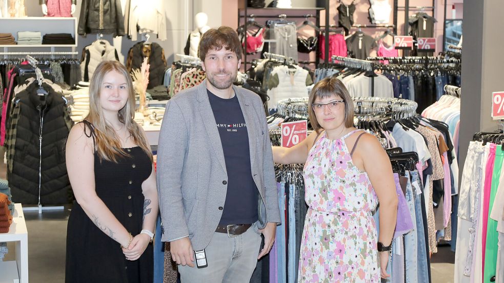 Geschäftsführer Ludwig Rudnick und die Verkäuferinnen Viktoria Schmidt und Jenna Redenius stehen hinter der Vier-Tage-Woche im Unternehmen. Foto: Romuald Banik