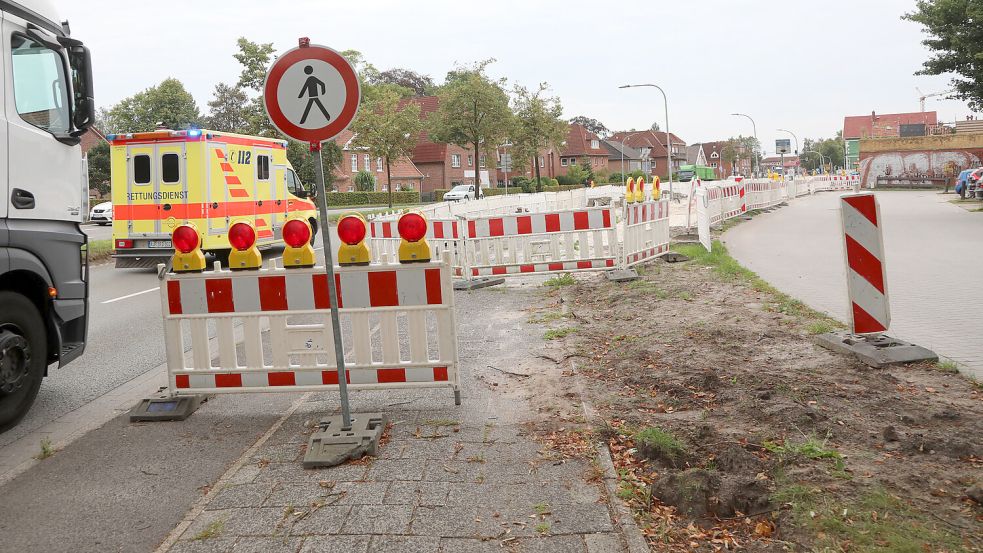 Ohne Vorwarnung ist der Geh- und Radweg an der Großen Mühlenwallstraße plötzlich voll gesperrt. Foto: Romuald Banik