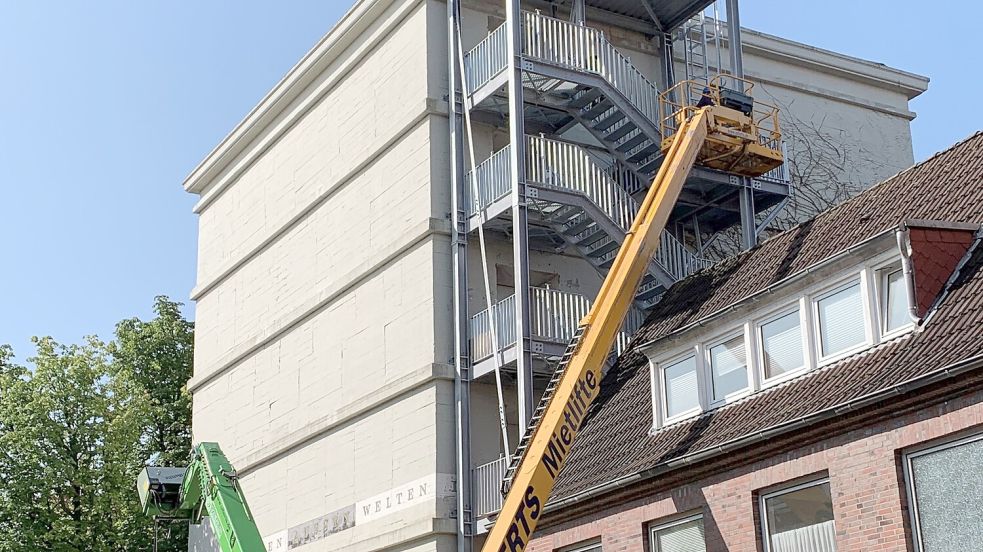An dem Hochbunker wurde eine Brandschutztreppe angebaut.