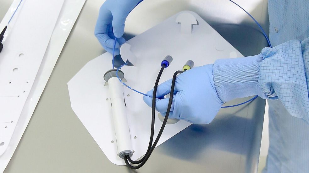 In einer Klinik werden Katheter verpackt. Bei dem Pflegedienst sollen sie von nicht examinierten Pflegekräften gewechselt worden sein. Foto: DPA