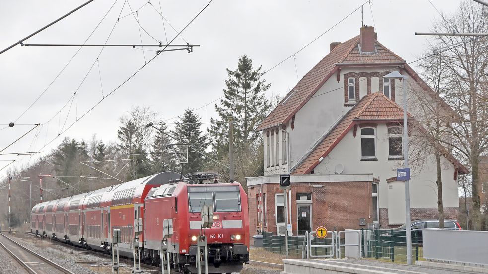 Der Bahnverkehr in Marienhafe funktioniert seit Jahren im Wesentlichen ohne das Bahnhofsgebäude. Foto: Thomas Dirks