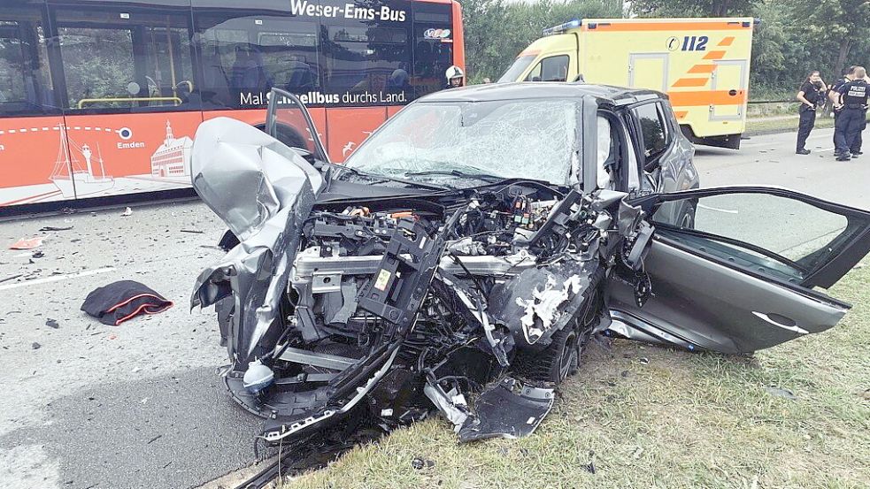 Das Auto wurde bei dem Frontzusammenstoß zerstört. Foto: Holger Janssen