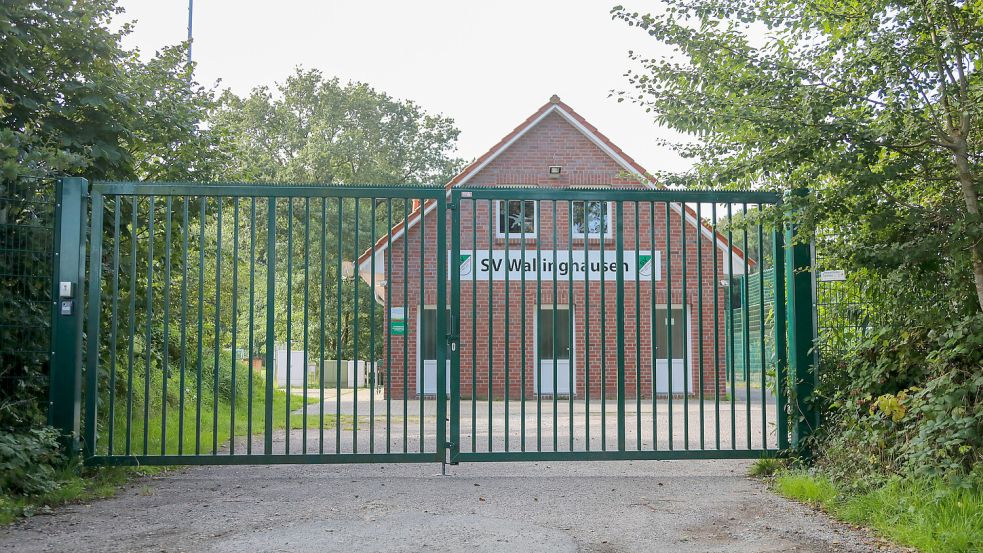 Beim Vereinsheim des SV Wallinghausen am Böhnerweg liegen ein Rasen- und ein Kunstrasenplatz. Die städtische Anlage weist seit Jahren erhebliche Mängel auf. Das größte Problem ist jedoch, dass die 1. Herrenmannschaft dort seit rund 12 Jahren keine Punktspiele austragen kann: Grund: Es gibt zu wenig Parkplätze. Foto: Romuald Banik