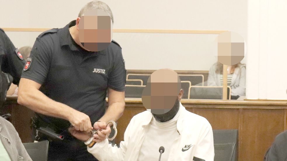 Dem 44-Jährigen wurden am ersten Prozesstag die Handschellen abgenommen. Foto: Karin Böhmer