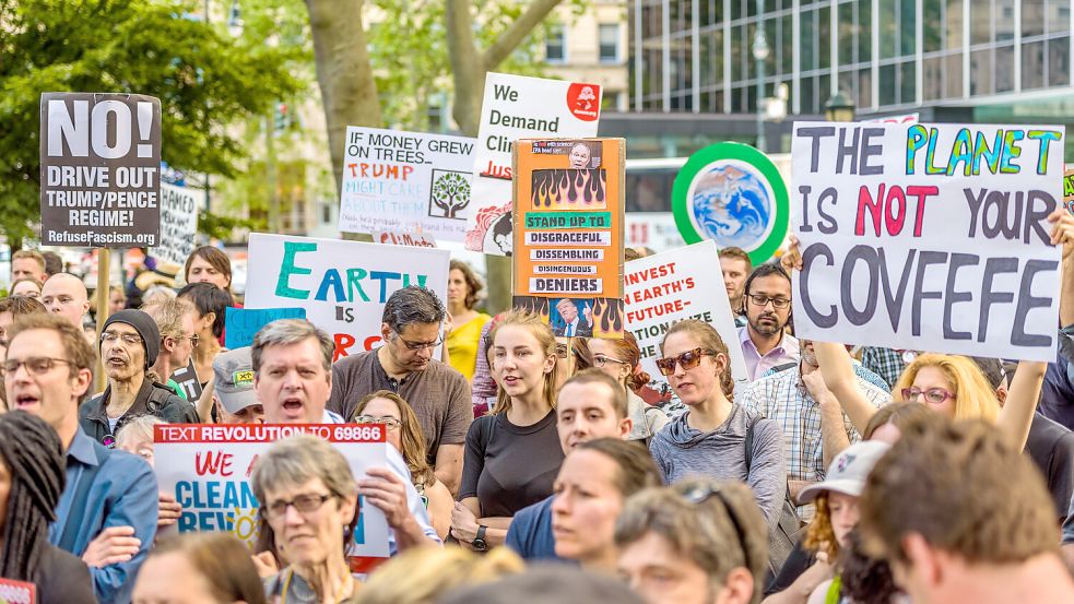 Bei einem Klimaprotest in den USA ist es zu Zusammenstößen mit der Polizei gekommen. Foto: picture alliance / Erik Mcgregor/Pacific Press via ZUMA Wire/dpa | Erik Mcgregor