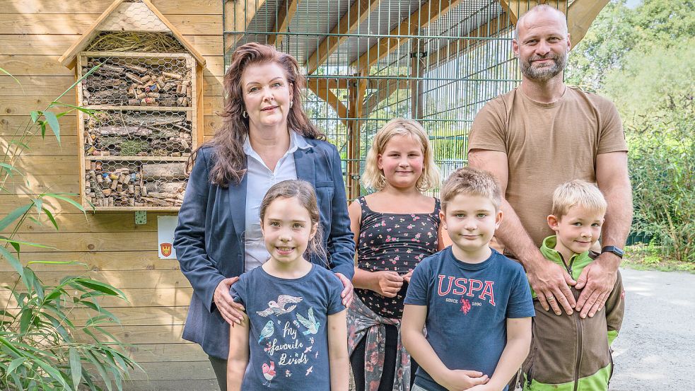 AG-Leiterin Ramona Flohr (von links) übergab mit Rieke, Lena, Luca und Adriel das Insektenhotel an Tierparkleiter Enrico Schulz. Foto: Folkert Bents