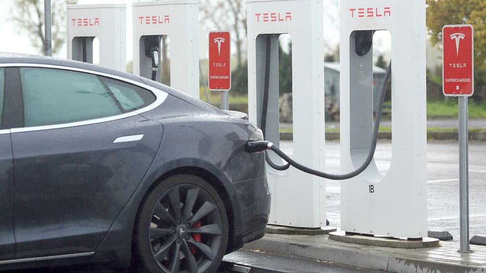 An Teslas Supercharger können am 29. August alle E-Auto kostenlos aufgeladen werden. Foto: dpa/Jens Wolf
