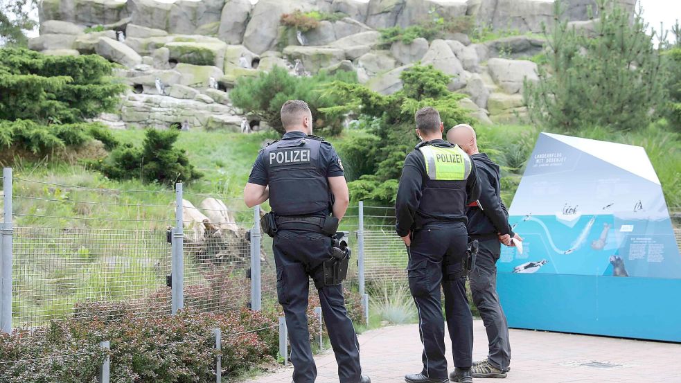 Nach dem Fund des toten Tiers am 29. August sicherte die Polizei Spuren im Zoo. Foto: Stefan Tretropp