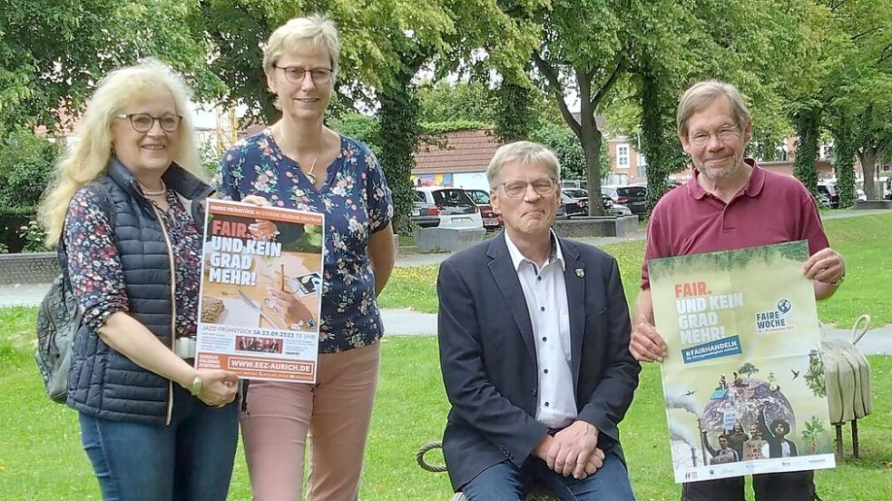 Monika Gronewold, Brigitte Weber, Horst Feddermann und Gert Pohlenz-Schohaus (von links) werben mit Plakaten für das Faire Frühstück und die Faire Woche. Foto: Marian Bornemann