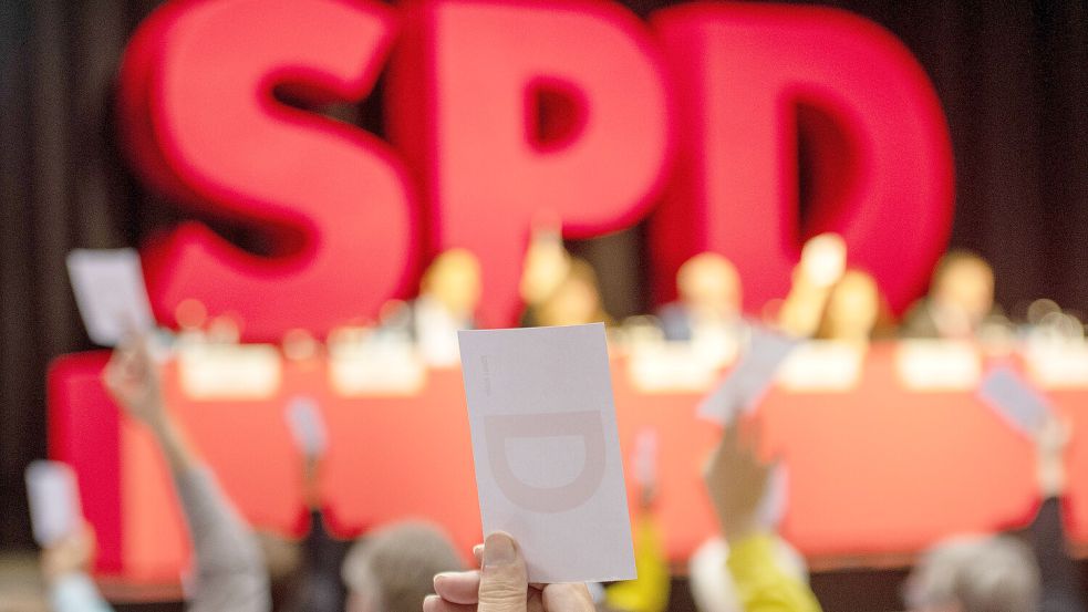 Genossen bei der Abstimmung: Wie in diesem Symbolbild, votierten die Südbrookmerlander SPD-Mitglieder für den Zusammenschluss. Foto: Stefan Puchner/DPA