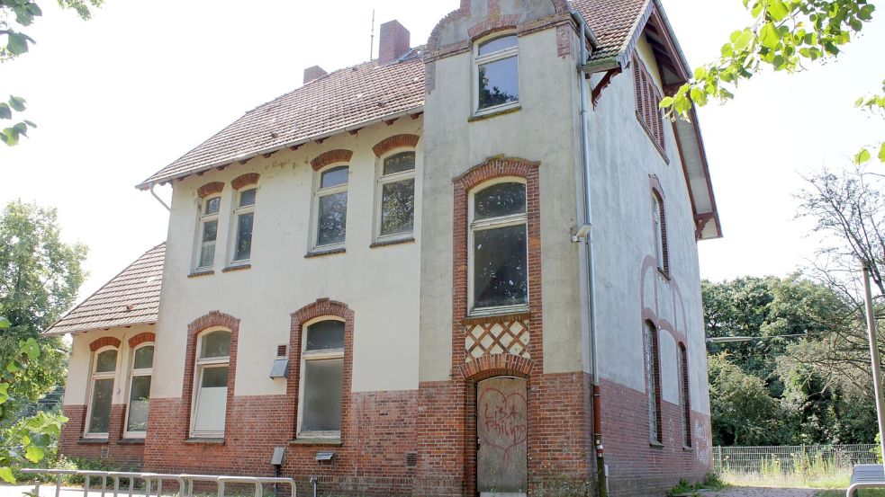 Das Bahnhofsgebäude soll saniert und dann als Treffpunkt für Jugendliche und Vereine genutzt werden. Foto: Karin Böhmer