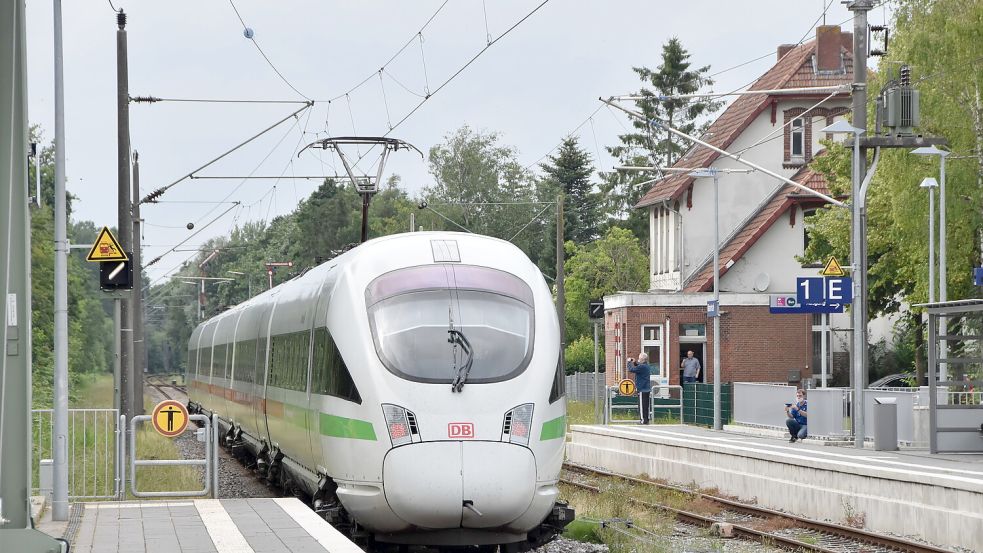 Das alte Bahnhofsgebäude, an dem hier im Juli 2020 erstmals ein ICE vorbeifährt, steht unter Denkmalschutz. Foto: Thomas Dirks