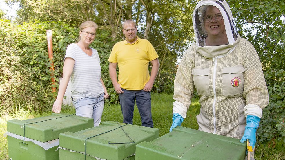 Freuen sich auf viele Besucher (von links): Karin Bogena und Michael Murra (Imkerverein Aurich) und Marion Gerhardt von der Naturschutzstation Fehntjer Tief.Foto: Landkreis Aurich