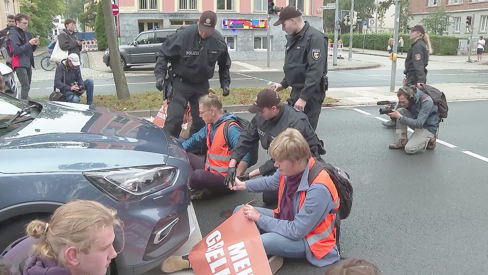 Die Beamten suchten das Gespräch. Foto: Stefan Tretropp