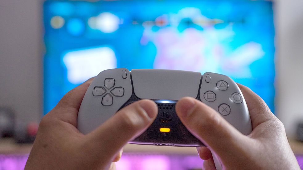 Wenn man auf Playstation und anderen Konsolen online spielen will, braucht man ein entsprechendes Abo. Foto: IMAGO images/NurPhoto