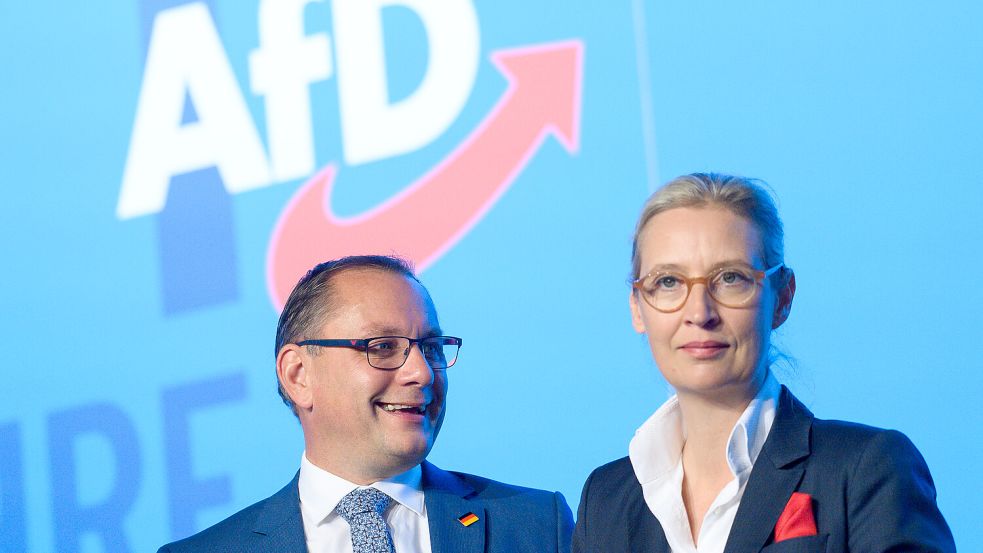 AfD-Vorsitzende Tino Chrupalla und Alice Weidel: Die Partei hat mehrere Vereine und Unternehmen gegründet. Foto: Klaus-Dietmar Gabbert/picture alliance/dpa