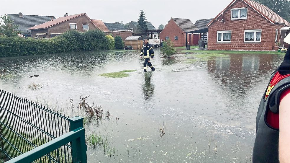 Mehrere Grundstücke standen am Freitag in Moordorf unter Wasser. Foto: Holger Janssen