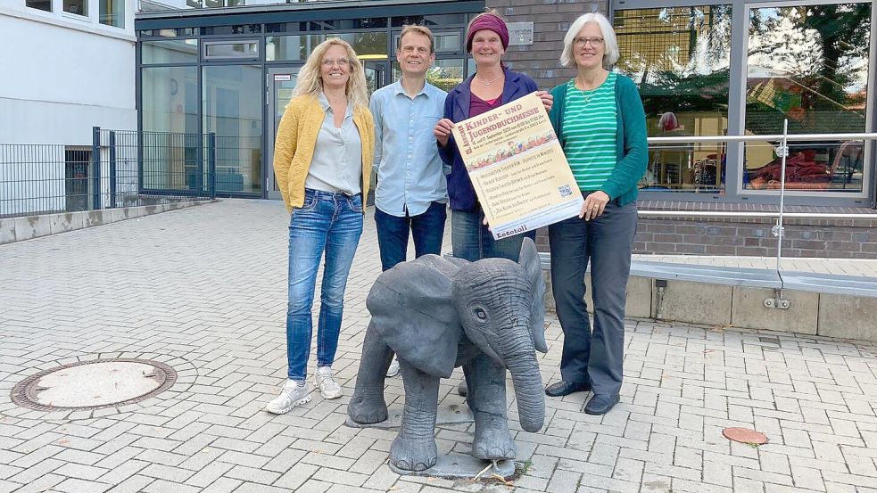 Katja Druivenga (von links), Kai Münzel, Heidrun Weber und Britta Gerdes werben für die Kinderbuchmesse in der Lambertischule Aurich. Foto: Marian Bornemann