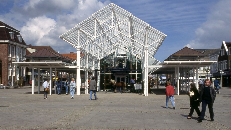 Gewolltes Verbindungsstück: Das einstige Brauhaus und heutige Markthalle wird von den damaligen Stadtplanern und Architekt Gerd Seele bewusst auf dem riesigen Marktplatz installiert. Die filigrane und sichtdurchlässige Konstruktion aus Glas und Stahl der Anfangsjahre stellt eine inhaltliche und optische Verbindung zwischen Fußgängerzone und Norderstraße her. Foto: Archiv ON