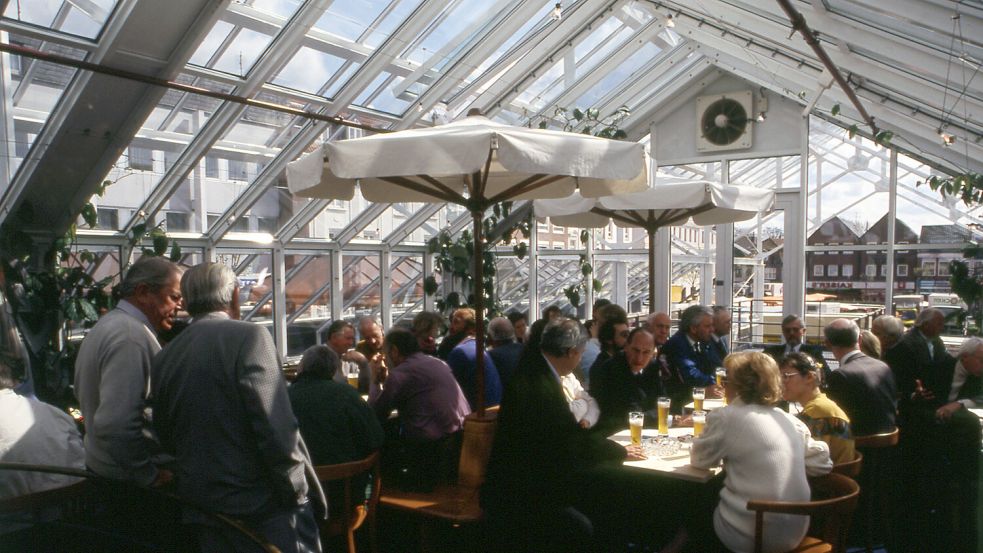 In den Anfangsjahren ein echter Magnet: Das Brauhaus erfreut sich bei jungem und älterem Publikum gleichermaßen großer Beliebtheit. Hier befindet sich die Politik- und Stadtspitze in der oberen Etage unter dem Glasdach. Foto: Archiv ON