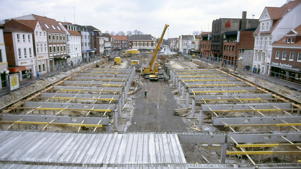 Gigantisches, zukunftsweisendes Bauprojekt: Die Eröffnung des Brauhauses 1991 stellt den Abschluss der Struktur verändernden Umgestaltung der Auricher Innenstadt dar. Die Autos verschwinden vom Marktplatz und wandern in Tiefgarage. Unser Foto zeigt das riesige Baufeld im Zentrum. Foto: Archiv ON
