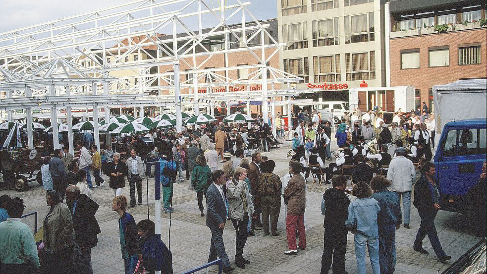Unten Tiefgarage – oben Brauhaus: 1990 feiern die Auricher mit großem Tamtam Richtfest auf dem bereits fertigen Marktplatz. Gut zu erkennen ist das riesige Stahlskelett, das auch heute noch den Rahmen der aktuell verwaisten Markthalle bildet. Foto: Archiv ON