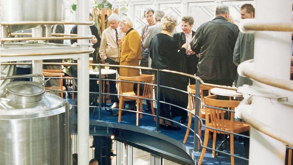 Schaulaufen der Auricher Prominenz: Die offizielle Eröffnung des Brauhauses im April 1991 lässt sich kein geladener Gast entgehen. Foto: privat