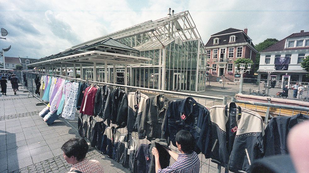 Dunkle Zeiten: Nach der Schließung des Brauhauses Mitte der 1990er Jahre steht der Auricher Glaspalast leer und mutiert zum Schandfleck der Innenstadt. Fliegende Händler nutzen die Absperrungen kurzzeitig als Verkaufsständer. Die spätere Markthalle wendet das Blatt wieder. Foto: Archiv ON