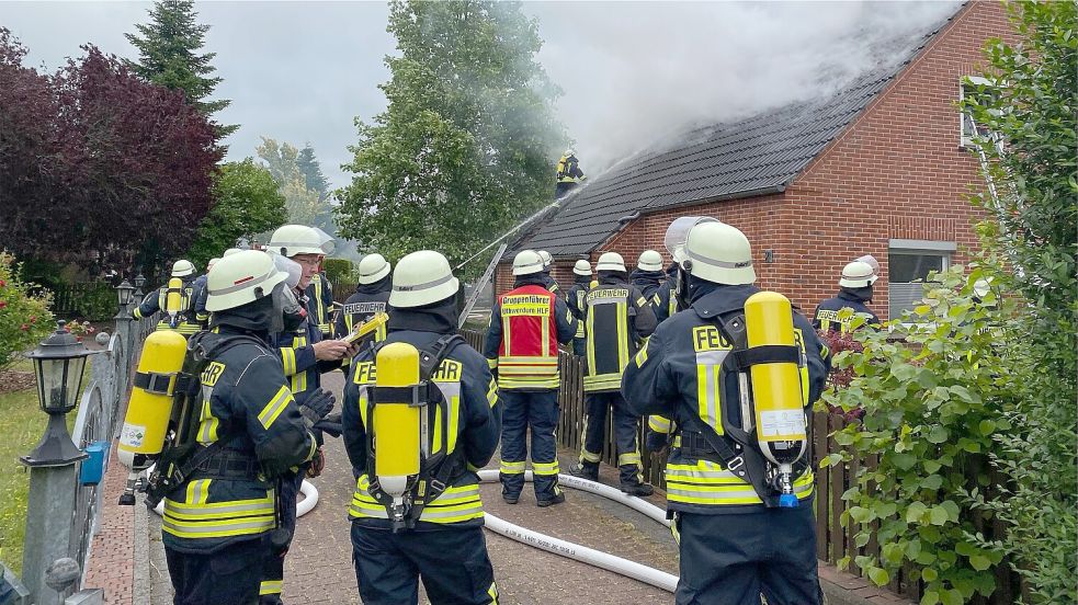 Südbrookmerlander Feuerwehrleute im Einsatz. Foto: Holger Janssen