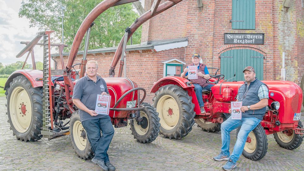 Gerke Hugen (von links), Martin Warfsmann und Johannes Hogelücht hatten als Organisatoren des Leezdorfer Porschetreffens schon einige alte Schönheiten zum Pressetermin dabei. Foto: Folkert Bents