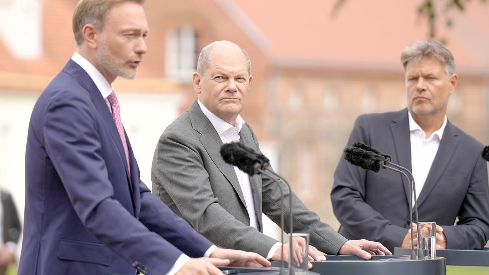 Lautlos regieren wollen sie nicht, dafür „hämmern und schrauben“. Bundesfinanzminister Christian Lindner (FDP), Bundeskanzler Olaf Scholz (SPD) und Robert Habeck (Grüne). Foto: Imago