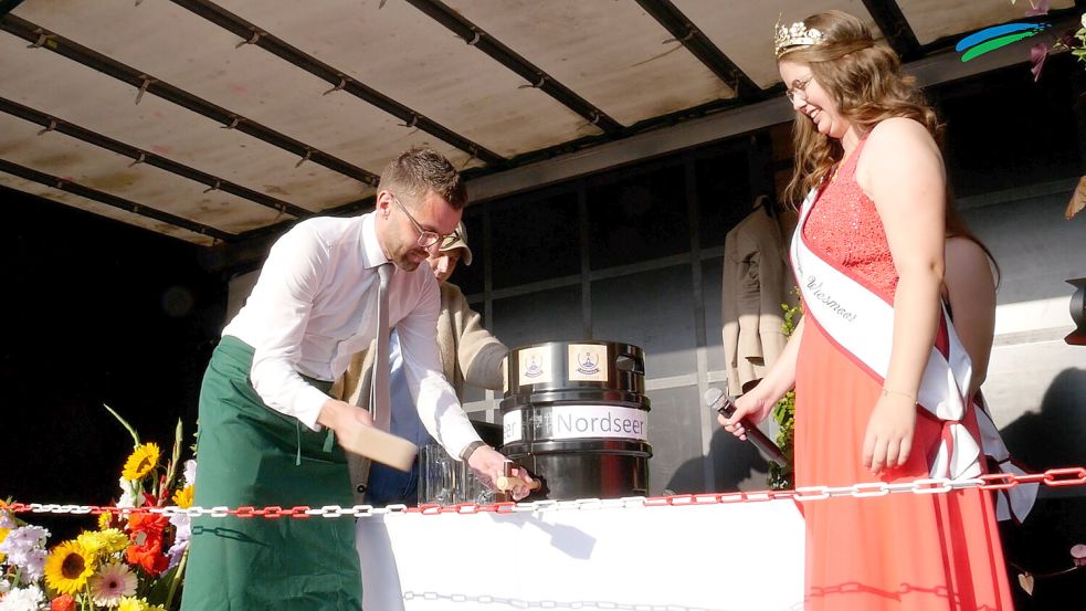 Am Freitag eröffneten Bürgermeister Sven Lübbers und die noch amtierende Blütenkönigin Jana Gerdes das 71. Blütenfest in Wiesmoor mit Freibier. Foto: Martens