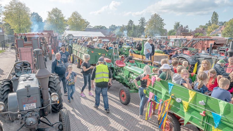 Das Pflaster des Marktplatzes war kaum zu sehen – so eng standen die Traktoren vor der Abfahrt. Foto: Folkert Bents
