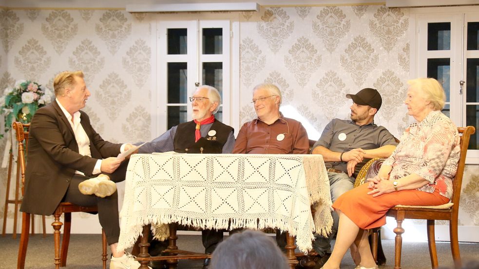 Moderator Ludger Abeln (von links) sprach mit Albert Janssen, Johann Mühlenbrock, Dirk Tunder und Edda Dedekind über ihre prägenden Bühnenerlebnisse und ihren Weg ins Theater. Foto: Karin Böhmer